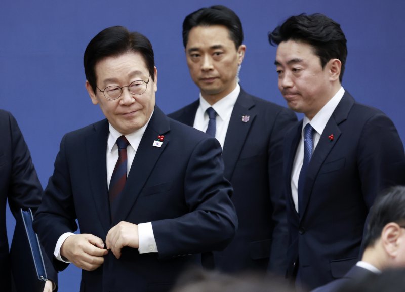 [세종=뉴시스] 최동준 기자 = 이재명 대통령이 11일 세종시 정부세종컨벤션센터에서 열린 '희망찬 농업·농촌, 모두가 행복하게 일하는 나라' 농림축산식품부(농촌진흥청·산림청)-고용노동부 업무보고를 마치고 이동하고 있다. 2025.12.11. photocdj@newsis.com