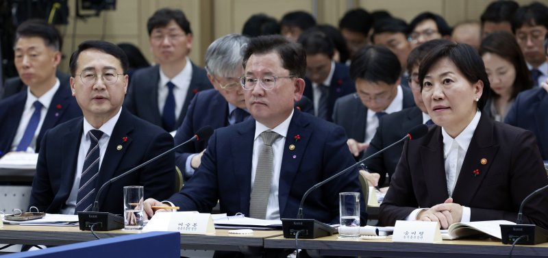 [세종=뉴시스] 최동준 기자 = 송미령 농림축산식품부 장관이 11일 세종시 정부세종컨벤션센터에서 열린 '희망찬 농업·농촌, 모두가 행복하게 일하는 나라' 농림축산식품부(농촌진흥청·산림청)-고용노동부 업무보고에서 이재명 대통령 질문에 답하고 있다. 왼쪽부터 김인호 산림청장, 이승돈 농촌진흥청장, 송미령 농림축산식품부 장관. 2025.12.11. photocdj@newsis.com