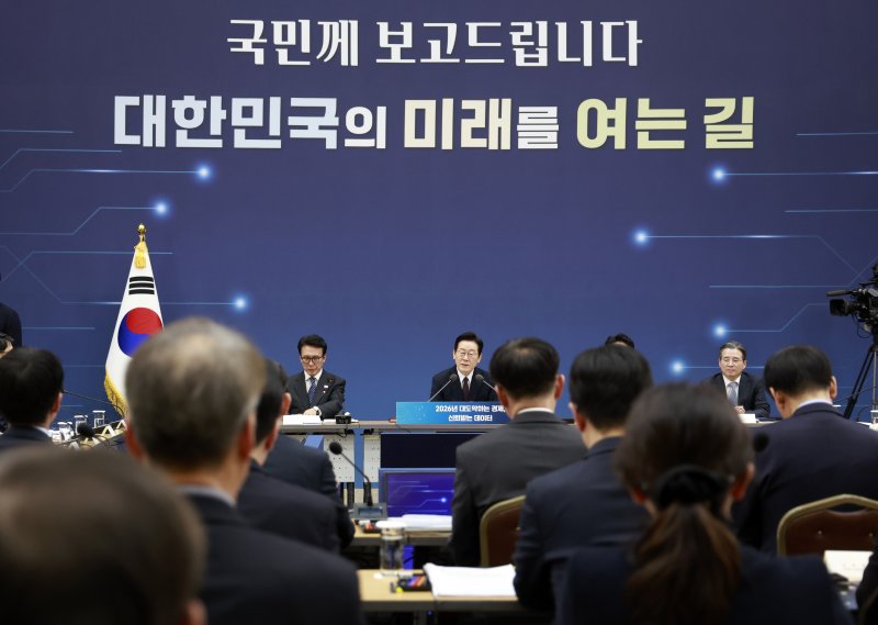 [세종=뉴시스] 최동준 기자 = 이재명 대통령이 11일 세종시 정부세종컨벤션센터에서 열린 '2026년 대도약하는 경제, 신뢰받는 데이터' 기획재정부(국세청·관세청·조달청)-국가데이터처 업무보고에서 발언하고 있다. 2025.12.11. photocdj@newsis.com