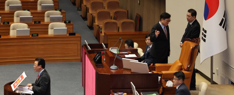 [서울=뉴시스] 김금보 기자 = 김병기 더불어민주당 원내대표가 11일 서울 여의도 국회에서 열린 제430회국회(임시회) 제1차 본회의에서 곽규택 국민의힘 의원의 형사소송법 일부개정법률안(대안)에 대한 무제한토론 때 우원식 국회의장에게 다가가 상의하고 있다. 2025.12.11. kgb@newsis.com