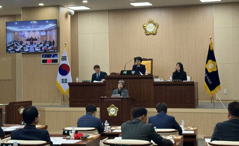 [대구=뉴시스] 정재익 기자 = 대구 동구의회 제348회 정례회 제3차 본회의가 열리고 있다. 2025.12.11. jjikk@newsis.com *재판매 및 DB 금지