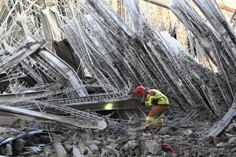 [광주=뉴시스] 이영주 기자 = 소방 당국이 11일 오후 광주 서구 치평동 광주대표도서관 건설 도중 난 콘크리트 타설 작업 중 구조물 붕괴 사고 현장에서 잔해물에 매몰된 것으로 추정되는 작업자들을 수색 구조하고 있다. 2025.12.11. leeyj2578@newsis.com