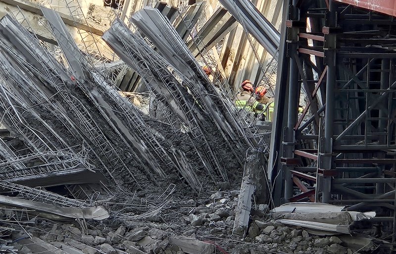 [광주=뉴시스] 이영주 기자 = 11일 오후 광주 서구 치평동 광주대표도서관 건설 현장에서 콘크리트 타설 작업 중 구조물 붕괴 사고가 발생해 소방 당국이 잔해물에 매몰된 것으로 추정되는 작업자 4명을 구조 중이다. 현재까지 1명이 심정지 상태로 구조됐다. 2025.12.11. leeyj2578@newsis.com