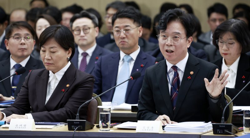 [세종=뉴시스] 최동준 기자 = 김영훈 고용노동부 장관이 11일 세종시 정부세종컨벤션센터에서 '희망찬 농업·농촌, 모두가 행복하게 일하는 나라' 고용노동부 업무보고를 하고 있다. 2025.12.11. photocdj@newsis.com