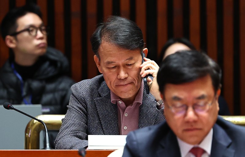 [서울=뉴시스] 김명년 기자 = 윤한홍 국민의힘 의원이 8일 오전 서울 여의도 국회에서 열린 의원총회 및 이재명 정권 독재악법 국민고발회에 참석해 통화하고 있다. 2025.12.08. kmn@newsis.com