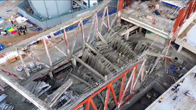 [광주=뉴시스] 변재훈 기자 = 11일 오후 광주 서구 치평동 광주대표도서관 건설 도중 난 구조물 붕괴 현장에서 소방 당국이 매몰 작업자들을 수색, 구조하고 있다. (사진=광주소방본부 제공) 2025.12.11. photo@newsis.com