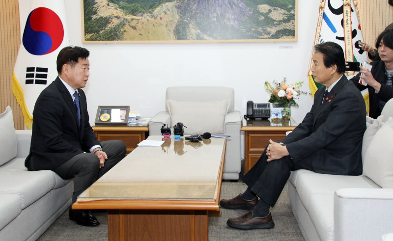 권오을 국가보훈부 장관과 오영훈 제주특별자치도지사가 11일 오후 제주도청에서 고(故) 박진경 대령 국가유공자 지정과 관련해 면담하고 있다. 전날 국가보훈부는 입장문을 내고 "4·3과 관련한 논란이 있는 사안에 대해 신중한 검토가 이뤄지지 못한 점에 대해 4·3 희생자와 유가족, 제주도민께 사과드린다＂고 밝힌 바 있다. 2025.12.11/뉴스1 ⓒ News1 오미란 기자