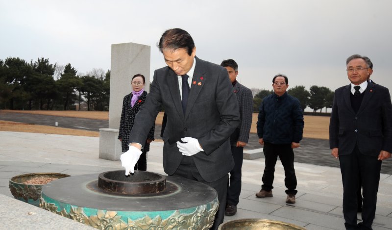 10일 오후 권오을 국가보훈부 장관이 제주4·3평화공원에서 참배를 하고 있다. ⓒ News1 고동명 기자