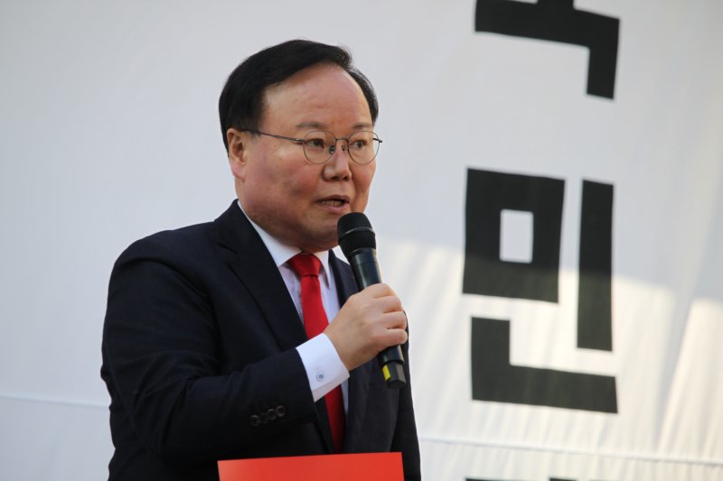 [천안=뉴시스] 최영민 기자=26일 충남 천안시 신부동 신세계백화점 앞에서 열린 국민의힘 민생회복 법치수호 국민대회에서 김재원 최고위원이 연설을 하고 있다. 2025.11.26 ymchoi@newsis.com