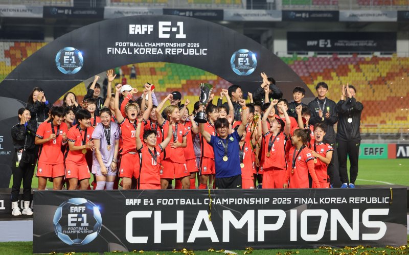 [수원=뉴시스] 김선웅 기자 = 지난 7월16일 경기 수원시 수원월드컵경기장에서 열린 2025 동아시아축구연맹(EAFF) E-1 챔피언십(동아시안컵) 여자부 시상식에서 우승국 대한민국 대표팀 신상우 감독과 선수들이 트로피를 들고 기뻐하고 있다. 2025.07.16. mangusta@newsis.com