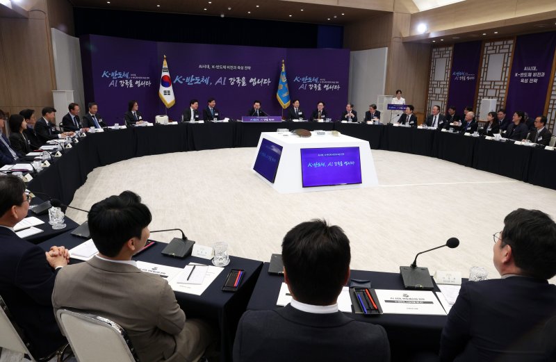 [서울=뉴시스] 고범준 기자 = 이재명 대통령이 10일 서울 용산 대통령실 청사에서 열린 AI 시대의 K-반도체 비전과 육성전략 보고회에서 발언하고 있다. 2025.12.10. bjko@newsis.com