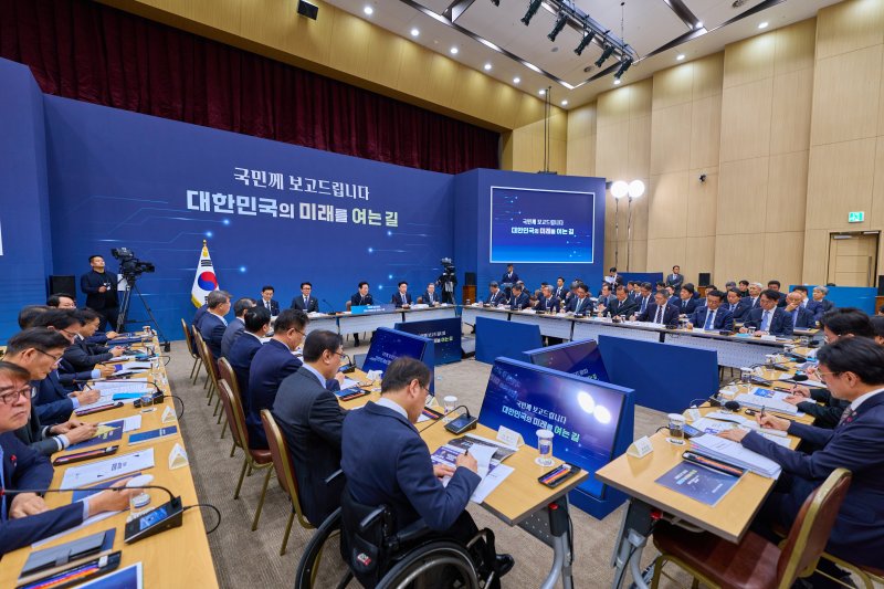 이재명 대통령이 11일 세종시 정부세종컨벤션센터에서 열린 '희망찬 농업·농촌, 모두가 행복하게 일하는 나라' 농림축산식품부(농촌진흥청·산림청)-고용노동부 업무보고에서 발언하고 있다. (대통령실 제공. 재판매 및 DB 금지) 2025.12.11/뉴스1 ⓒ News1 이재명 기자