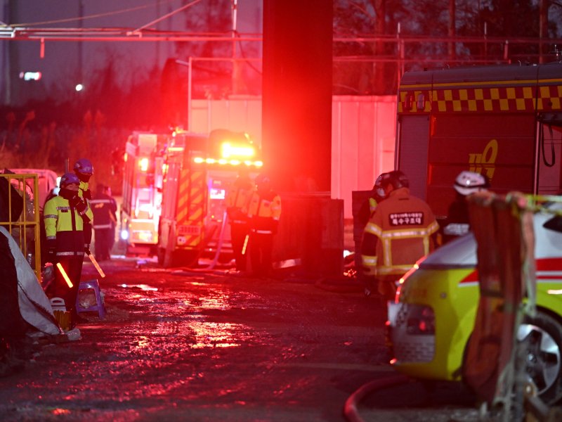 [광주=뉴시스] 이현행 기자 = 구조 당국이 11일 오후 광주 서구 치평동 광주대표도서관 건설 현장에서 콘크리트 타설 작업 중 구조물 붕괴 사고가 나 매몰된 것으로 추정되는 작업자 구조를 위해 밤 수색 작업에 나서고 있다. 2025.12.11. lhh@newsis.com