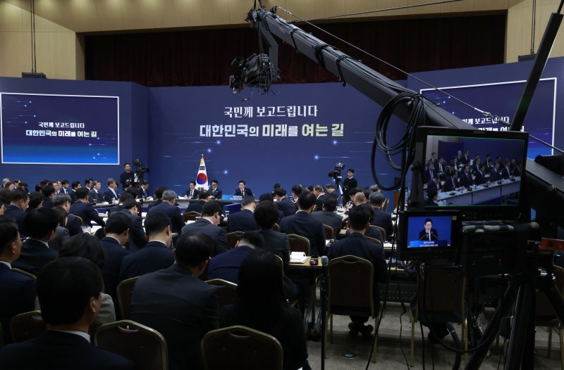 [세종=뉴시스] 최동준 기자 = 이재명 대통령이 11일 세종시 정부세종컨벤션센터에서 열린 '희망찬 농업·농촌, 모두가 행복하게 일하는 나라' 농림축산식품부(농촌진흥청·산림청)-고용노동부 업무보고에서 발언하고 있다. 2025.12.11. photocdj@newsis.com