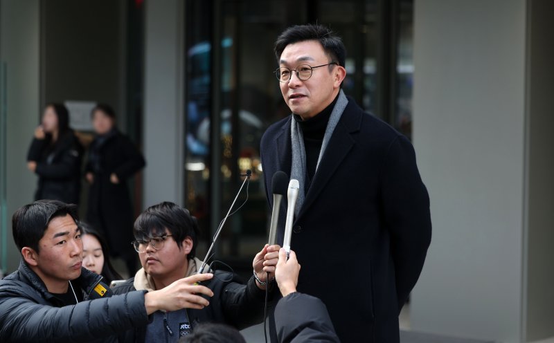 [서울=뉴시스] 김선웅 기자 = 김건희 여사 변호인 최지우 변호사가 11일 서울 종로구 김건희특검팀에서 진행되는 김 여사에 대한 마지막 대면조사에 변호인 자격으로 입회하기 위해 출석하며 취재진과 만나 질의응답을 하고 있다. 2025.12.11. mangusta@newsis.com