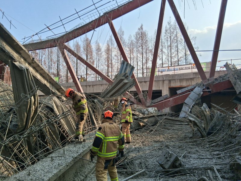 [광주=뉴시스] 강종민 기자 = 11일 오후 광주 서구 치평동의 광주대표도서관 붕괴 사고 현장에서 출동한 구조대원들이 매몰자 수색·구조 작업을 벌이고 있다. (사진=소방청 제공) 2025.12.11. photo@newsis.com *재판매 및 DB 금지