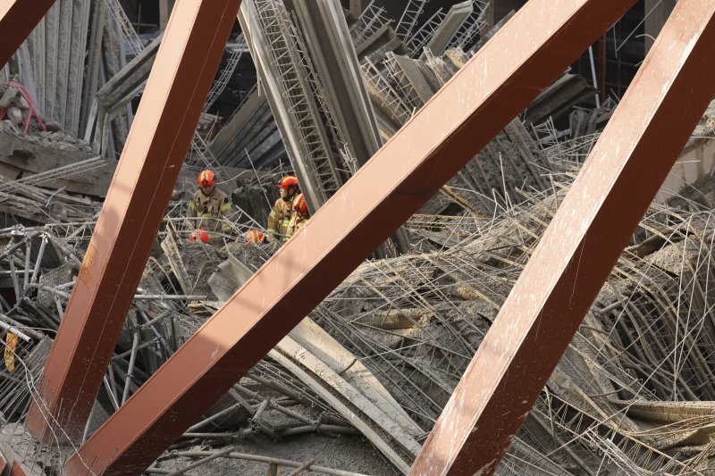 11일 오후 1시 58분쯤 광주 서구 치평동(상무지구)의 광주대표도서관 공사 현장에서 레미콘 타설 중 붕괴 사고가 발생해 4명이 매몰, 소방당국이 구조작업을 하고 있다. 2025.12.11/뉴스1 ⓒ News1 김태성 기자