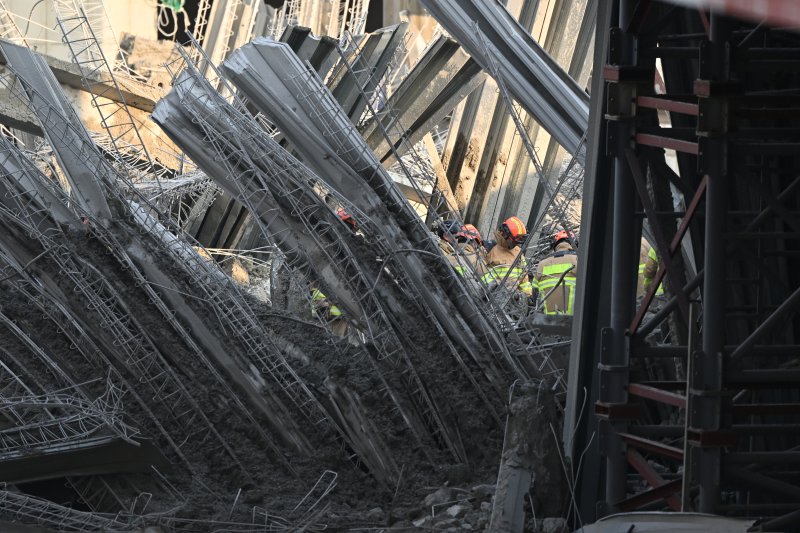 [광주=뉴시스] 이영주 기자 = 소방 당국이 11일 오후 광주 서구 치평동 광주대표도서관 건설 도중 난 콘크리트 타설 작업 중 구조물 붕괴 사고 현장에서 잔해물에 매몰된 것으로 추정되는 작업자들을 수색 구조하고 있다. 2025.12.11. leeyj2578@newsis.com