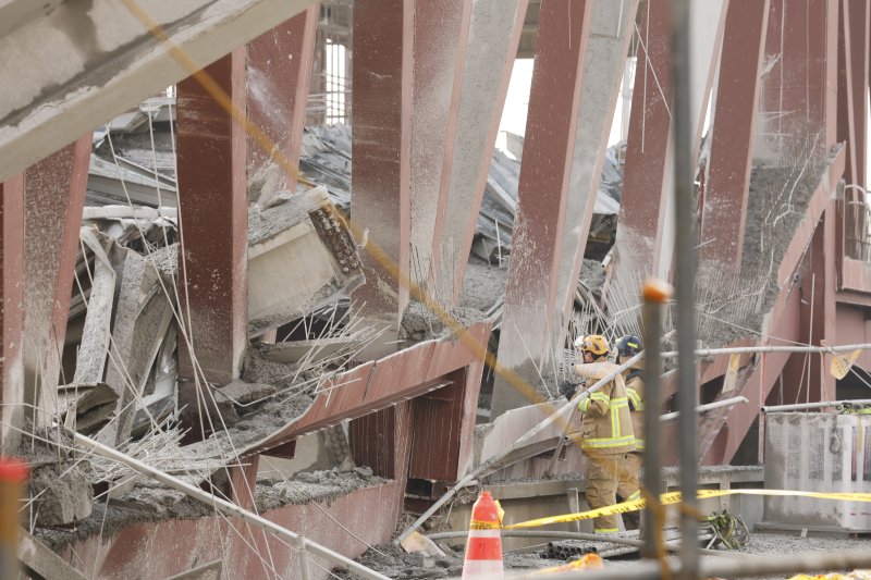 11일 오후 1시 58분쯤 광주 서구 치평동(상무지구)의 광주대표도서관 공사 현장에서 레미콘 타설 중 붕괴 사고가 발생해 4명이 매몰, 소방당국이 구조작업을 하고 있다. 2025.12.11/뉴스1 ⓒ News1 김태성 기자