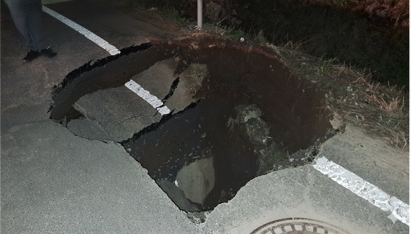 [창원=뉴시스] 강경국 기자 = 경남 창원시 의창구 대산면의 한 도로에서 발생한 싱크홀. (사진=독자 제공). 2025.12.11. photo@newsis.com *재판매 및 DB 금지