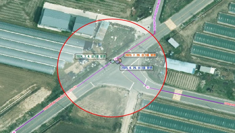 [창원=뉴시스] 강경국 기자 = 싱크홀이 발생한 경남 창원시 의창구 대산면의 한 도로. (사진=독자 제공). 2025.12.11. photo@newsis.com *재판매 및 DB 금지