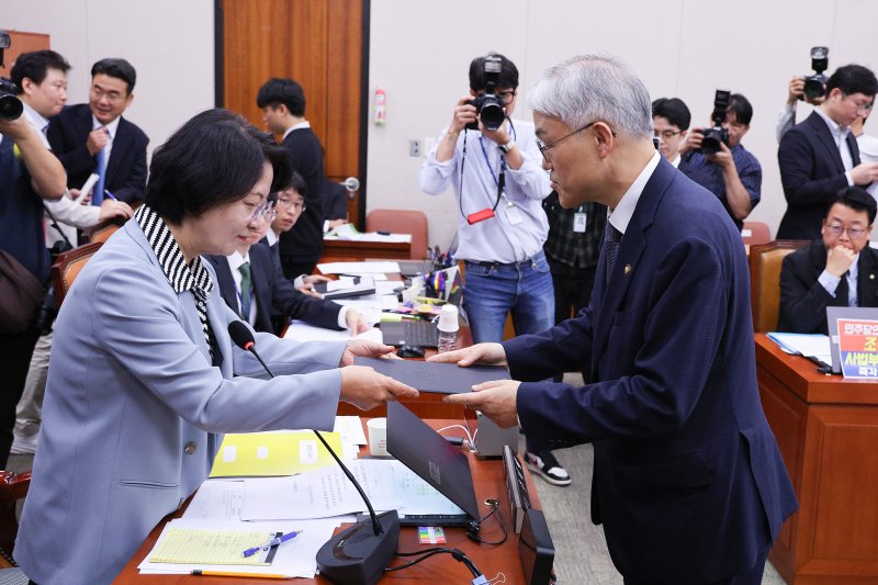 천대엽 법원행정처장이 13일 서울 여의도 국회에서 열린 법제사법위원회의 대법원 등에 대한 국정감사에서 선서문을 추미애 위원장에게 제출하고 있다. 2025.10.13/뉴스1 ⓒ News1 신웅수 기자