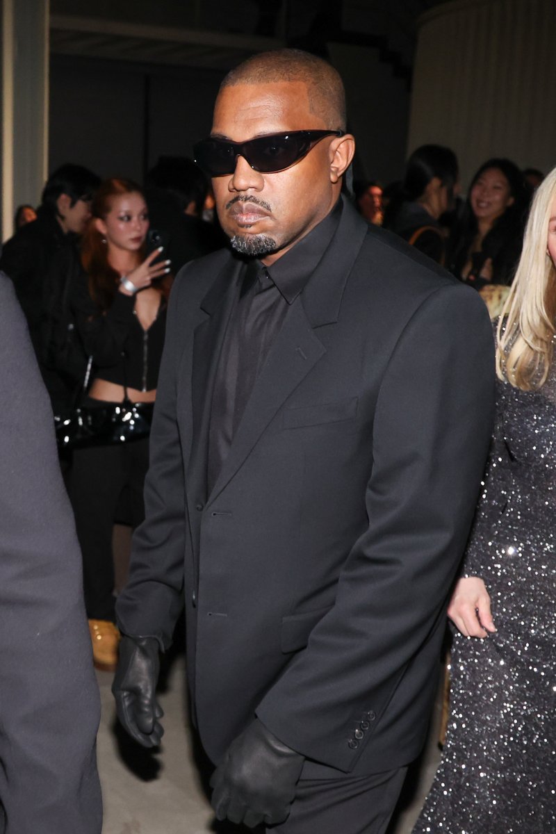 미국 유명 래퍼이자 사업가 칸예 웨스트(Kanye West)가 11일 서울 성동구 레이어41 스튜디오에서 열린 아내 비앙카 센소리(Bianca Censori)의 새로운 퍼포먼스 아트 시리즈 01: BIO POP 전시회에 참석해 퍼포먼스 관람을 마친 뒤 이동하고 있다. 2025.12.11/뉴스1 ⓒ News1 안은나 기자