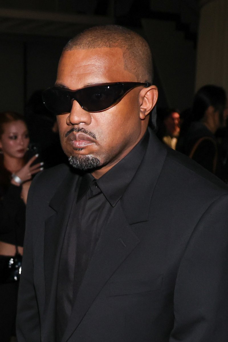 세계적 아티스트 칸예 웨스트(Kanye West)가 11일 서울 성동구 레이어41 스튜디오에서 열린 아내 비앙카 센소리(Bianca Censori)의 새로운 퍼포먼스 아트 시리즈 01: BIO POP 전시회에 참석해 퍼포먼스 관람을 마친 후 이동하고 있다. 2025.12.11/뉴스1 ⓒ News1 안은나 기자