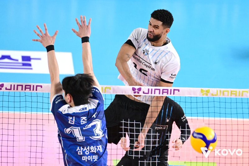 [서울=뉴시스] 남자배구 현대캐피탈 레오가 11일 대전충무체육관에서 열린 진에어 2025~2026 V-리그 남자부 삼성화재와의 경기에서 공격을 시도하고 있다. (사진=KOVO 제공) 2025.12.11.