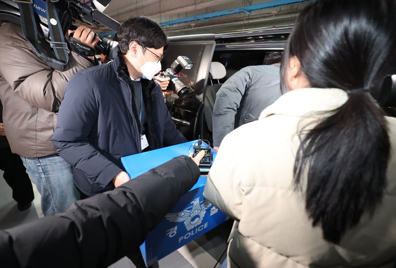 경찰이 대규모 개인정보 유출 사태를 빚은 쿠팡을 상대로 강제수사에 나선 9일 오후 서울 송파구 쿠팡 본사 사무실에서 압수수색을 마친 경찰들이 압수품을 옮기고 있다. (공동취재) 2025.12.9/뉴스1 ⓒ News1 김진환 기자