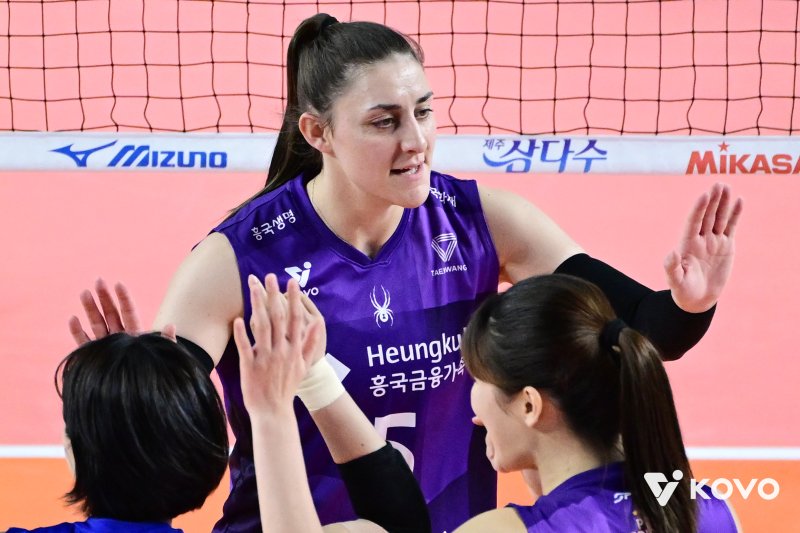 [서울=뉴시스] 여자배구 흥국생명 피치가 11일 김천실내체육관에서 열린 진에어 2025~2026 V-리그 여자부 한국도로공사와의 경기에서 득점에 성공한 뒤 기뻐하고 있다. (사진=KOVO 제공) 2025.12.11.