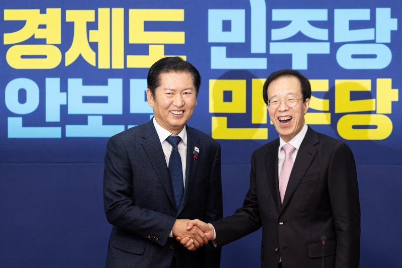 정청래 더불어민주당 대표가 11일 서울 여의도 국회에서 이석연 국민통합위원장을 접견, 기념촬영하고 있다. 2025.12.11/뉴스1 ⓒ News1 이승배 기자