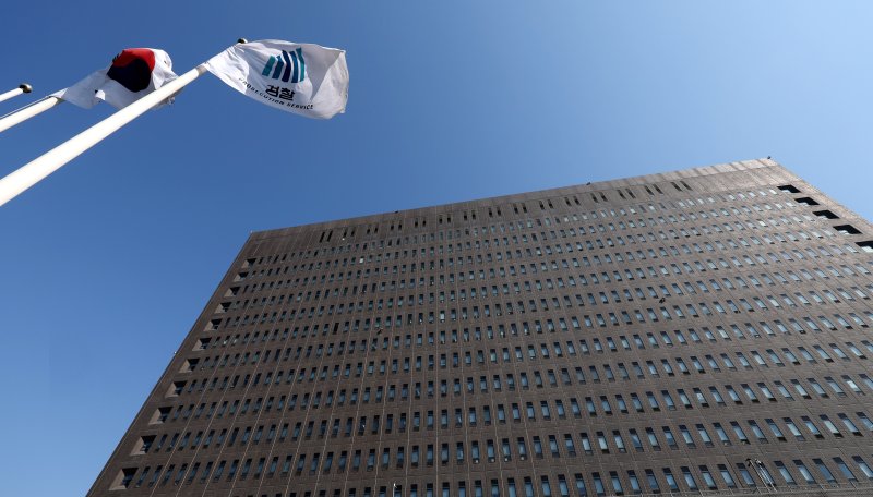 [서울=뉴시스] 추상철 기자 = 4일 오전 서울 서초구 서울중앙지방검찰청에서 태극기와 검찰 깃발이 나란히 바람에 나부끼고 있다. 2025.06.04. scchoo@newsis.com