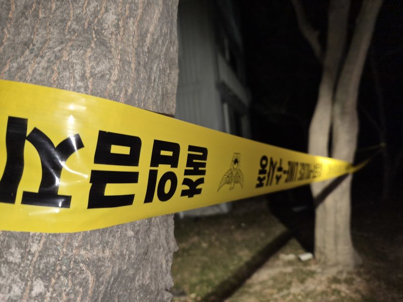11일 오후 경기 용인시 기흥구 한 아파트 화단에 폴리스라인이 쳐져 있다. 이곳에선 이날 오후 5시 55분께 투신한 것으로 추정되는 40대 남성 시신이 발견됐다. 이 남성 차량에선 9살 아이 머리에 비닐이 씌어진 상태로 숨져 있었던 것으로 알려졌다. 경찰은 현장 감식과 부검을 통해 자세한 사건 경위를 조사 중이다. 2025.12.11/뉴스1 ⓒ News1 김기현 기자
