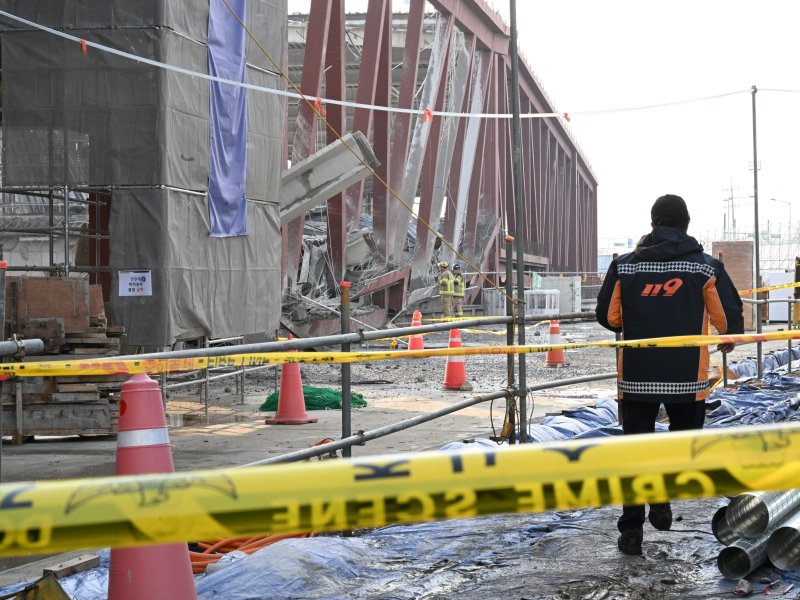 [광주=뉴시스] 이현행 기자 = 11일 오후 광주 서구 치평동 광주대표도서관 건설 현장에서 콘크리트 타설 작업 중 구조물 붕괴 사고가 나 소방 당국이 매몰된 것으로 추정되는 작업자를 구조 하고 있다. 2025.12.11. lhh@newsis.com