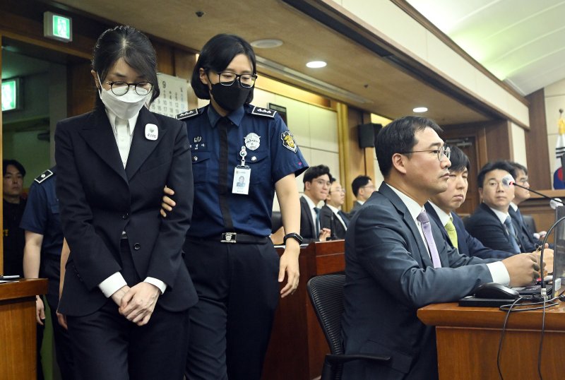 김건희 여사가 24일 서울 서초동 서울중앙지법에서 열린 김 여사의 특정범죄가중처벌법상 알선수재 및 자본시장법·정치자금법 위반 등 사건 첫 재판에 출석하고 있다. 2025.9.24/뉴스1 ⓒ News1 사진공동취재단