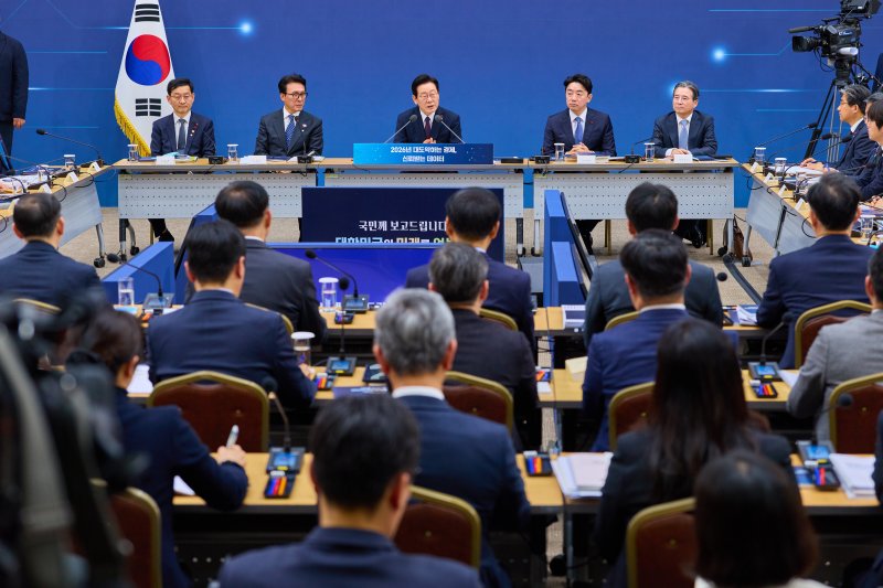 이재명 대통령이 11일 세종시 정부세종컨벤션센터에서 열린 '2026년 대도약하는 경제, 신뢰받는 데이터' 기획재정부(국세청·관세청·조달청)-국가데이터처 업무보고에서 발언하고 있다. (대통령실 제공. 재판매 및 DB 금지) 2025.12.11/뉴스1 ⓒ News1 이재명 기자