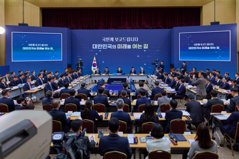 이재명 대통령이 11일 세종시 정부세종컨벤션센터에서 열린 '2026년 대도약하는 경제, 신뢰받는 데이터' 기획재정부(국세청·관세청·조달청)-국가데이터처 업무보고에서 발언하고 있다. (대통령실 제공. 재판매 및 DB 금지) 2025.12.11/뉴스1 ⓒ News1 이재명 기자