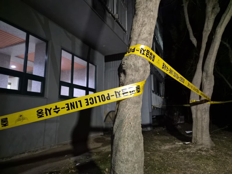 11일 오후 경기 용인시 기흥구 한 아파트 화단에 폴리스라인이 쳐져 있다. 이곳에선 이날 오후 5시 55분께 투신한 것으로 추정되는 40대 남성 시신이 발견됐다. 이 남성 차량에선 마찬가지로 9살 아들이 숨져 있었다. 경찰은 현장 감식과 부검을 통해 자세한 사건 경위를 조사 중이다. 2025.12.11/뉴스1 ⓒ News1 김기현 기자