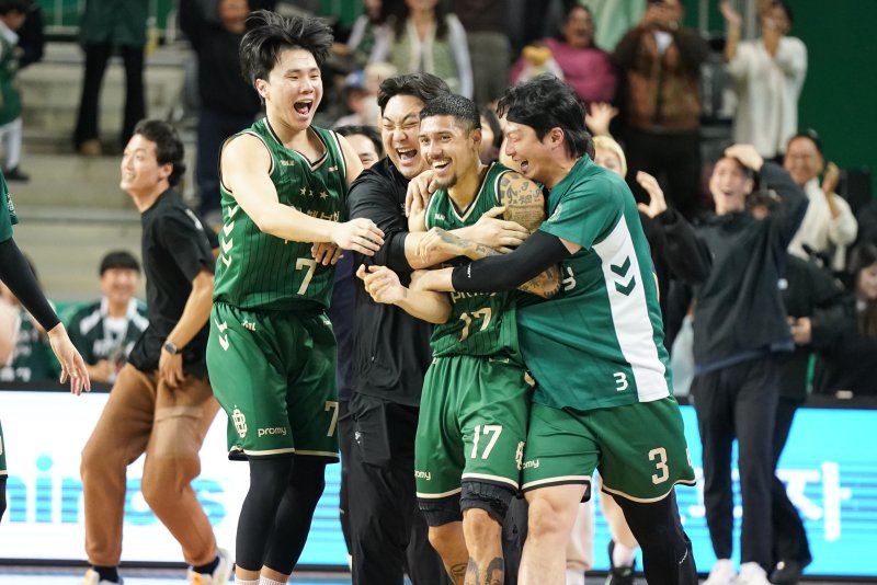 원주 DB 이선 알바노(17번)가 11일 열린 2025-26 프로농구 서울 SK와 홈 경기에서 종료 직전 버저비터 3점포를 터뜨려 65-63 역전승을 이끌었다. (KBL 제공)