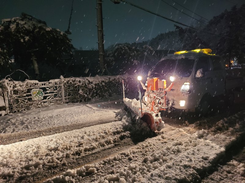 강원 강릉시 야간 제설작업 자료사진. 기사 이해를 돕기 위한 것으로, 당일 상황과 관련 없음.(강릉시 제공, 재판매 및 DB 금지)
