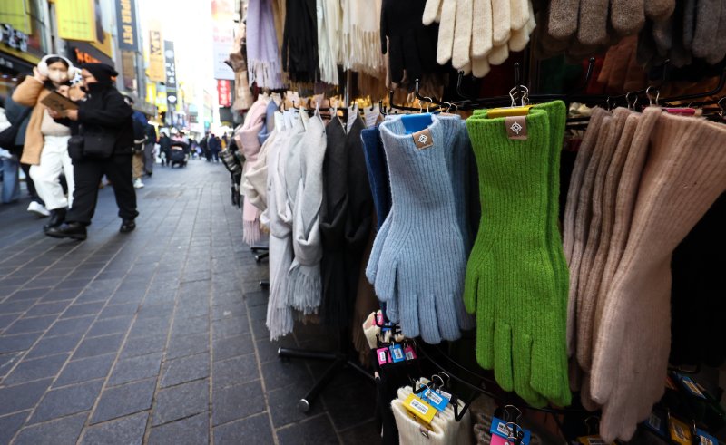 [서울=뉴시스] 최진석 기자 = 갑작스러운 강추위로 한파가 이어지고 있는 7일 서울 중구 명동에 한 상점에 머플러와 장갑, 귀마개 등 방한용품이 진열되어 있다. 2025.12.07. myjs@newsis.com
