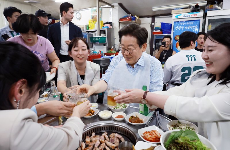 [서울=뉴시스] 최동준 기자 = 이재명 대통령이 11일 서울 종로구 한 식당에서 시민들과 '삼겹살 외식'을 하며 건배를 하고 있다.이 대통령은 SNS에 식사 계획을 알리며 "이처럼 어려운 시기에 21일부터 시행되는 민생회복 소비쿠폰 정책이 내수 진작과 지역 경제 활성화에 활력을 불어넣길 기대한다"고 밝혔다. (대통령실통신사진기자단) 2025.07.11. photocdj@newsis.com