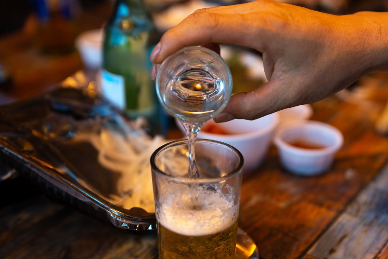 [서울=뉴시스] 연말연시 잦은 술자리 이후 복통, 구토, 황달 및 극심한 피로감 등 증상이 지속될 경우 반드시 내과 전문의의 진료를 받아야 한다. (사진= 유토이미지 제공)