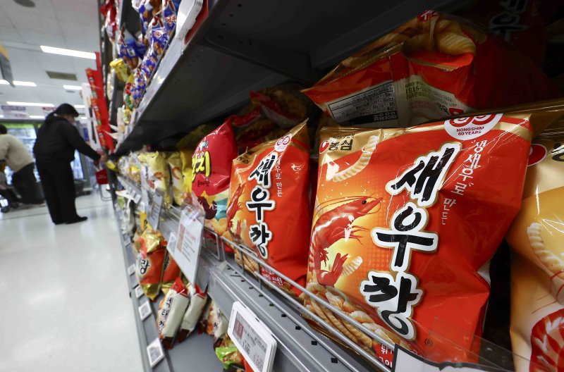 [서울=뉴시스] 김근수 기자 = 서울 시내 한 대형마트에 농심 새우깡 과자가 판매되고 있다. 2025.03.12. ks@newsis.com