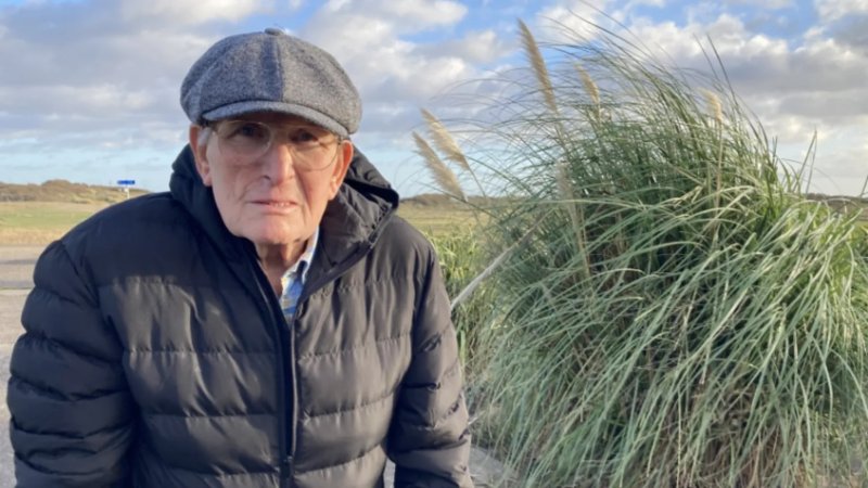 [서울=뉴시스]산책 중 입 속으로 날아든 나뭇잎을 뱉었다가 벌금 250파운드(약 50만원)를 부과받은 로이 마시(86)의 모습.(사진출처: BBC 캡처)2025.12.11.