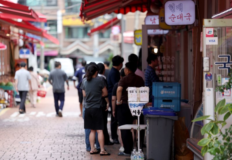 [서울=뉴시스] 김진아 기자 = 소득 상위 10%를 제외한 국민 90%에게 1인당 10만원을 추가 지급하는 2차 '민생회복 소비쿠폰' 신청과 지급이 시작된 22일 서울의 한 전통시장에 민생 회복 지원금 사용가능 안내문이 붙어 있다. 2025.09.22. bluesoda@newsis.com