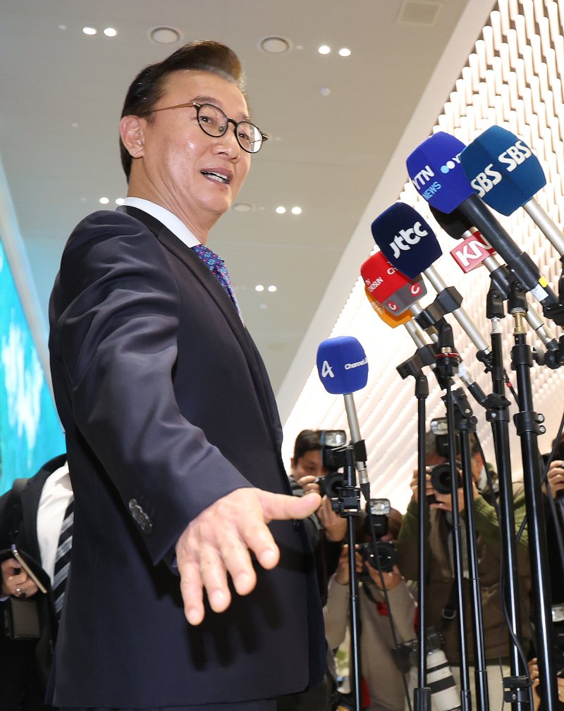[인천공항=뉴시스] 조성우 기자 = 통일교로부터 금품을 수수했다는 의혹이 제기된 전재수 해양수산부 장관이 11일 오전 인천국제공항 제2여객터미널을 통해 귀국해 의혹 관련 입장을 밝히고 있다.전 장관은 "장관직을 내려놓고 당당하게 응하는 것이 공직자로서 해야 할 처신"이라며 "단호하게, 명백하게, 아주 강하게 의혹이 전혀 사실무근이라는 말씀을 다시 분명히 드린다"고 밝혔다. 2025.12.11. xconfind@newsis.com