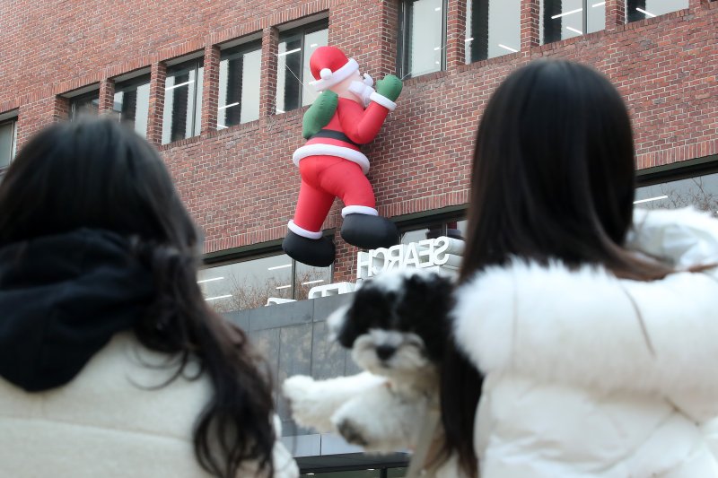 11일 오후 대구 영진전문대 도서관 벽에 걸린 산타 인형이 도서관을 찾은 학생들의 걸음을 멈춰세웠다. 2025.12.11/뉴스1 ⓒ News1 공정식 기자