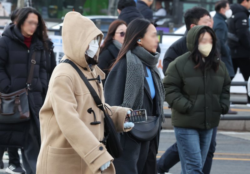 영하권의 기온을 보인 9일 오전 서울 종로구 세종대로 사거리에서 두터운 외투를 입은 시민들이 출근길을 나서고 있다. 2025.12.9/뉴스1 ⓒ News1 장수영 기자